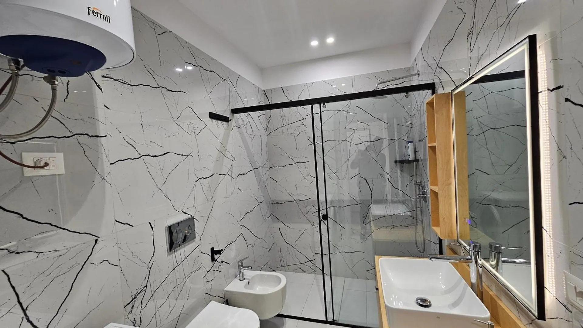 Valentino Noir Apartment Tirana 0*,  Albania